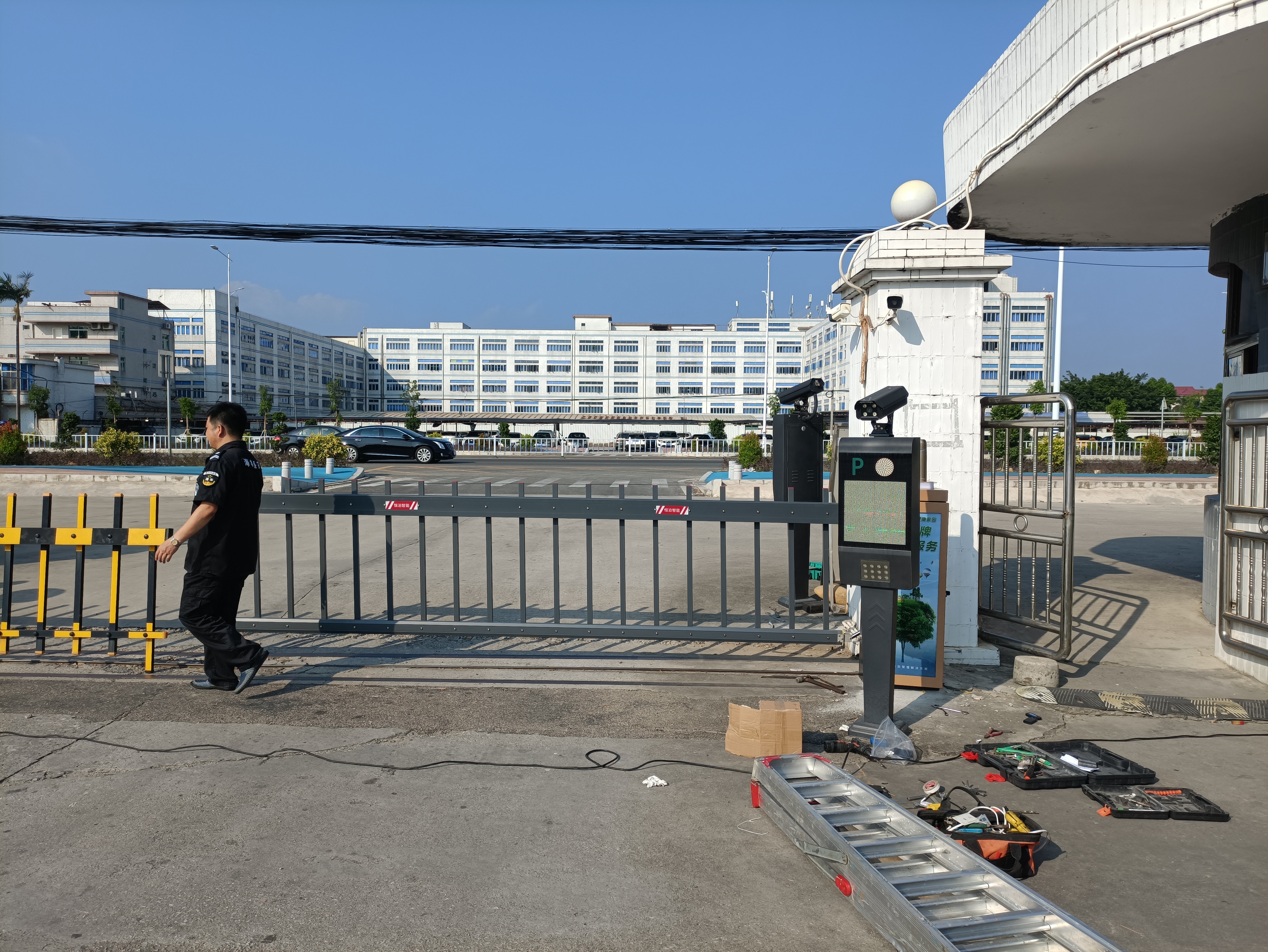 汕尾海丰珠江啤酒厂大门装置车牌识别道闸项目
